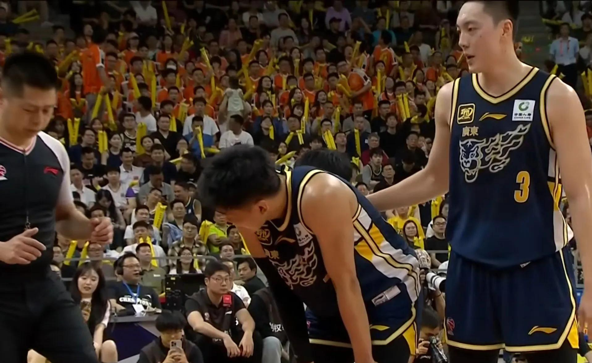 九游体育官网-清晨体能课后；广东宏远远射贴柱备战德国杯；球迷炸锅；年轻球员得到机会(杨溢广东宏远几岁)